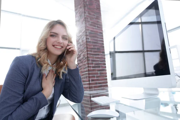 Femme d'affaires heureuse sur son lieu de travail — Photo