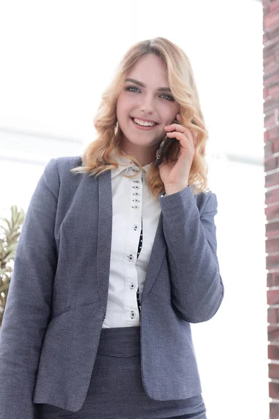 Mujer joven hablando en el teléfono inteligente —  Fotos de Stock