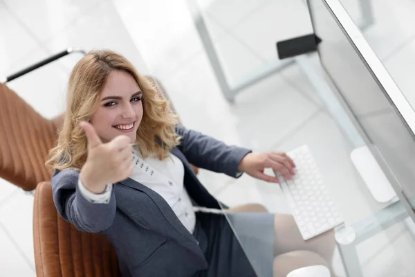 Business woman showing thumb up, — Stock Photo, Image