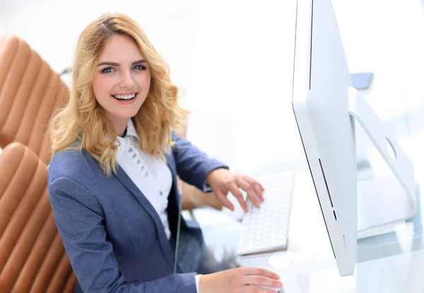 机の後ろに座っている笑顔のビジネス女性 — ストック写真