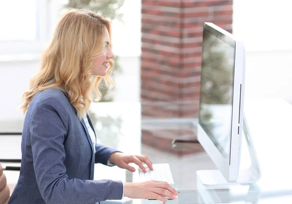 Nowoczesny biznes kobieta pracując na komputerze. — Zdjęcie stockowe