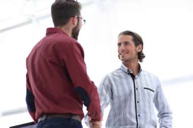 iş takım üyeleri el sıkışma.