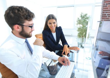 işadamı ve bir masada oturan kadın Yardımcısı