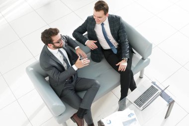 bir sözleşme tartışırken iş ortakları