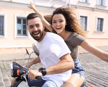 Genç çift bir scooter sürme ve having fun