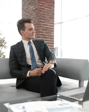 Office koltukta oturan başarılı iş adamı