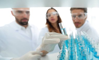 arka plan görüntüsü sıvı cam tüp içinde eğitim bilim adamları bir grup olduğunu.