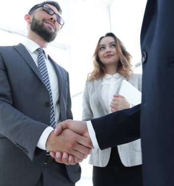 İş adamı tokalaşmasını toplantı odasında kapatın.