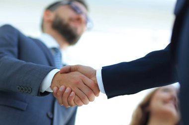 İyi bir anlaşma sonra başarılı iş insanlar el sıkışma.