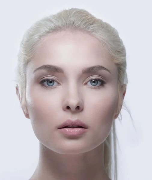 Portret piękne blond kobieta z codziennego makijażu — Zdjęcie stockowe