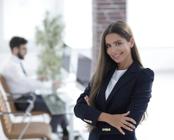 Joven mujer de negocios en el fondo de la oficina —  Fotos de Stock