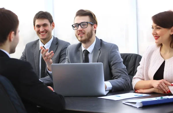 Gerente se comunica con el cliente en la oficina — Foto de Stock