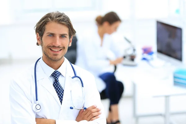 Guapo médico masculino sonriendo con los brazos cruzados en el retrato del pecho — Foto de Stock