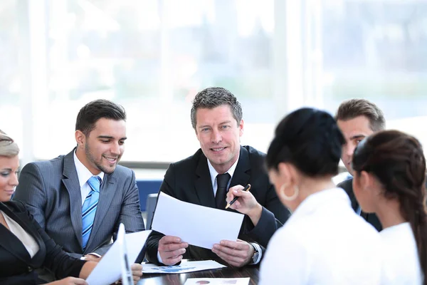 Ondernemer en zijn bedrijf team bespreken werkdocumenten. — Stockfoto