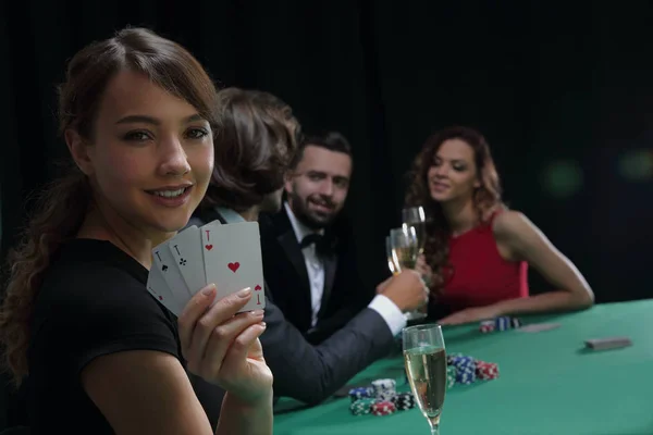 Porträt der Spielerin am Pokertisch mit Karten — Stockfoto