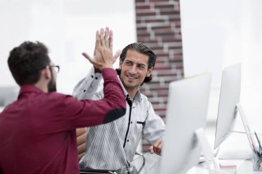 Onun ortağı yüksek beş veren işadamı