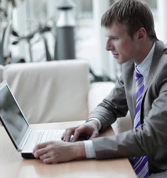 Jonge werknemer computerscherm kijken tijdens de werkdag — Stockfoto