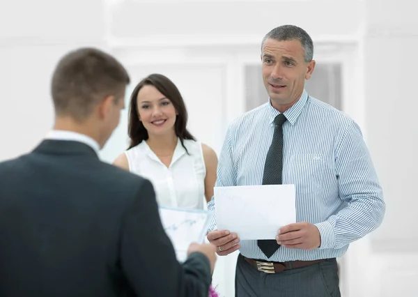 Gruppe von Geschäftsleuten diskutiert ein wichtiges Dokument. — Stockfoto