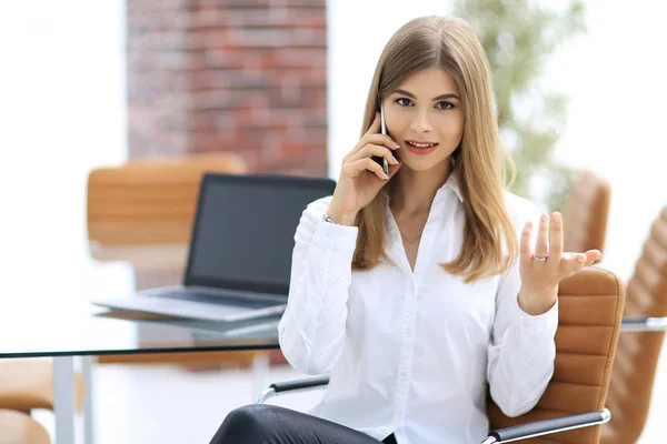 Mulher de negócios falando no telefone móvel sentado no escritório — Fotografia de Stock