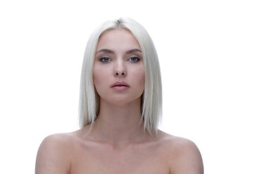 Sarı saçları ve her gün makyaj ile güzel bir genç kadının yüzü.