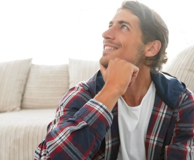 yeni bir daire içinde halı üzerinde mutlu bir adam Close-Up.