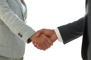 Beyaz arka planda izole edilmiş iş adamları el sıkışıyor