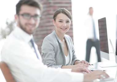 portre. iş kadını asistanı ile