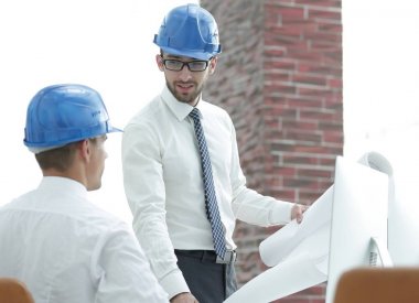 yeni bir projeyi tartışmak üzere mimar ve inşaat ustabaşı