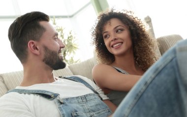 mutlu çift yeni bir dairede rüya.