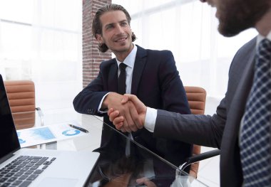 portre. bir ofiste iş el sıkışma.