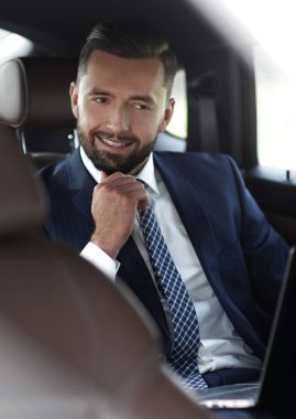 Rahat bir arabada oturan başarılı bir iş adamı Close-Up
