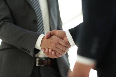 Elini ortağına el sıkışma için veren işadamı