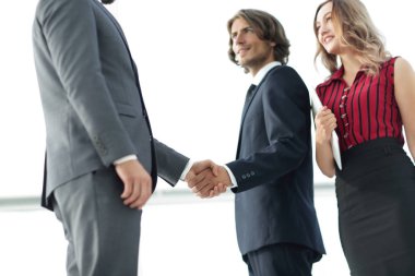 Sonra genç işadamı el işbirliği kabul.