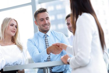 portre. Yöneticisi bir kadın müşteri el sallar.