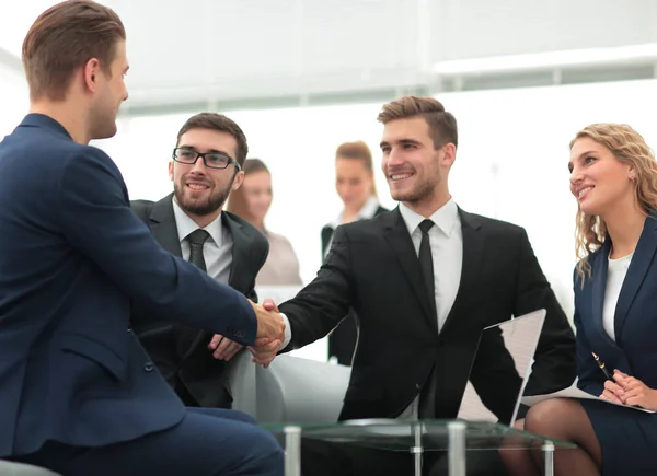 Stretta di mano di uomini d'affari alla riunione d'affari in ufficio — Foto Stock