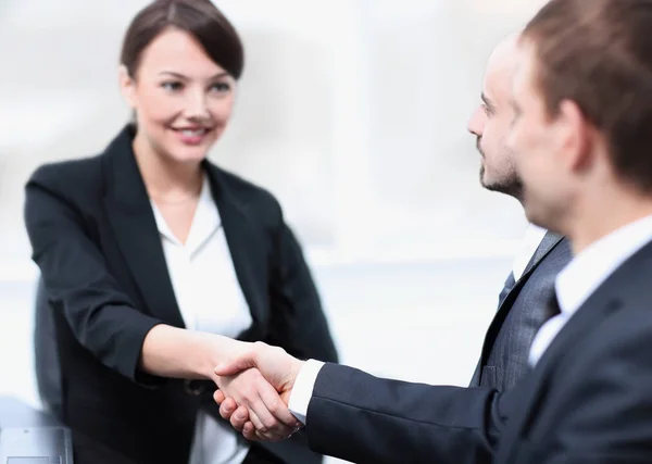 Nahaufnahme einer Geschäftsfrau beim Händeschütteln mit ihrem Kollegen. — Stockfoto
