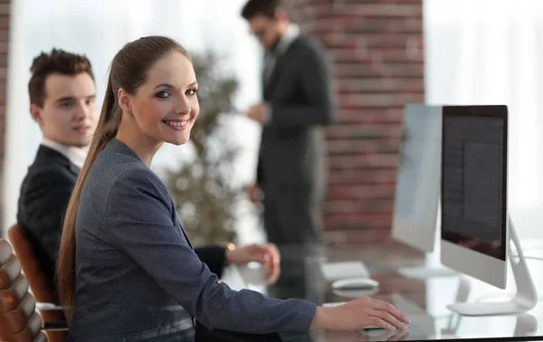 Concetto del problema. donna frustrata in ufficio — Foto Stock