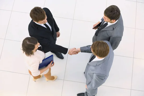 Utsikt från toppen. Handshake affärspartners — Stockfoto