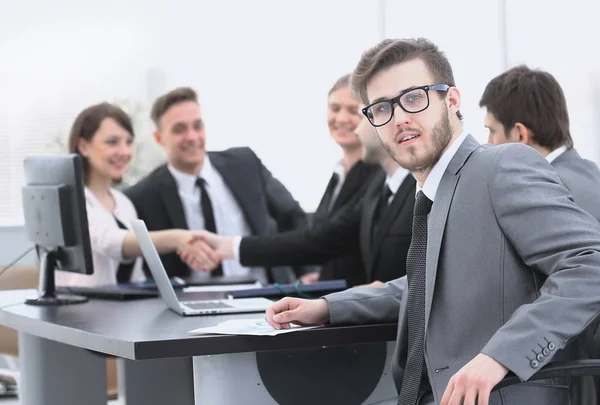 Handshake affärspartners med chefen i förgrunden — Stockfoto