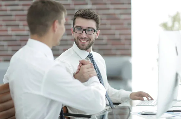 Handschlag Manager und Kunde in einem modernen Büro — Stockfoto