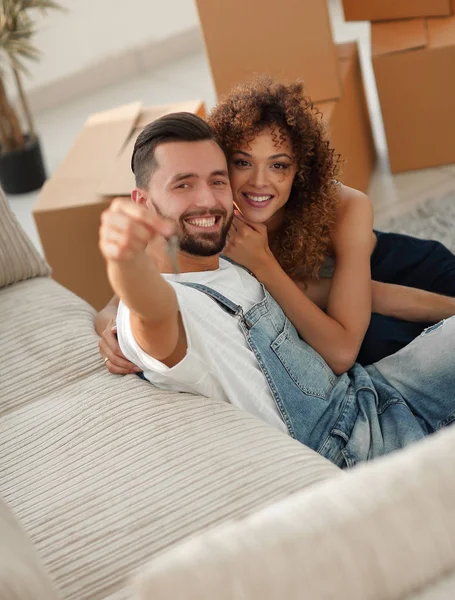 Young couple holding the key to a new apartment — Stock Photo, Image