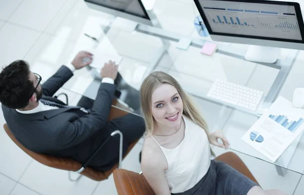 Ervaren medewerkers van het bedrijf werken met financiële documenten. — Stockfoto