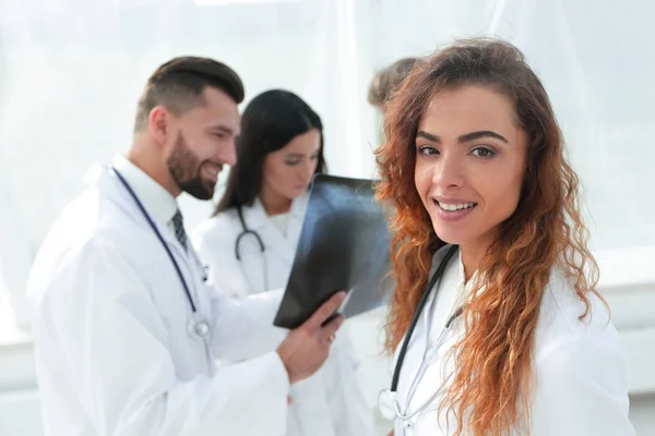 Confident doctors in hospital looking at x-ray. — Stock Photo, Image