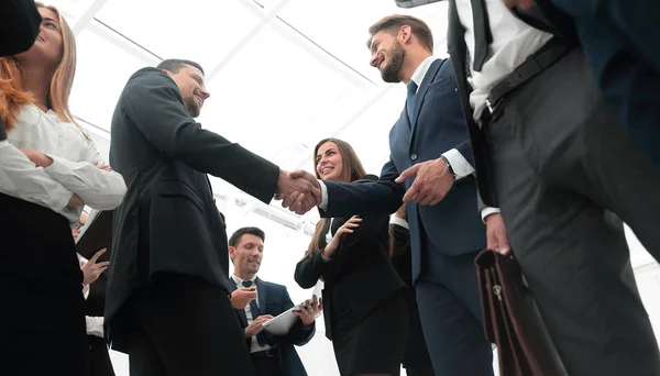 ビジネスコンセプト。ビジネスパートナーの歓迎と握手 — ストック写真