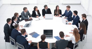 Toplantı odasında iş ortaklarıyla buluşacağım..