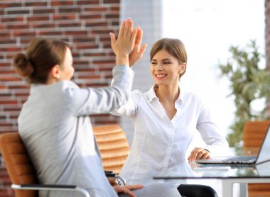 İş ekibinin üyeleri birbirlerine beşlik çakıyor..