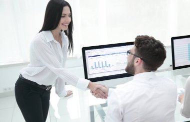 Çalışanlar birbirlerini masanın yakınında bir el sıkışma ile selamlıyorum