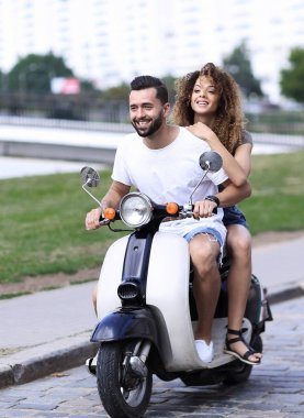 Mutlu çift sürme vintage scooter. Seyahat kavramı.