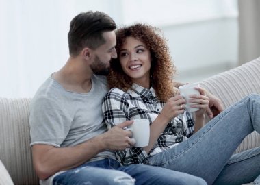 sevgi dolu çift kanepe oturma odasında oturup...