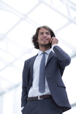 Mobil .isolated beyaz üzerine konuşurken işadamı.